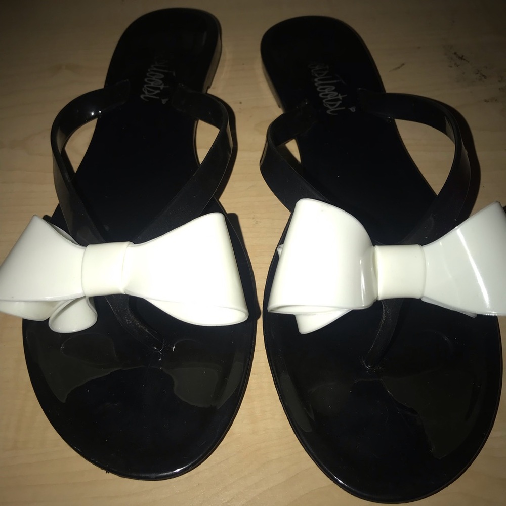 CUTE BOW flip flops!